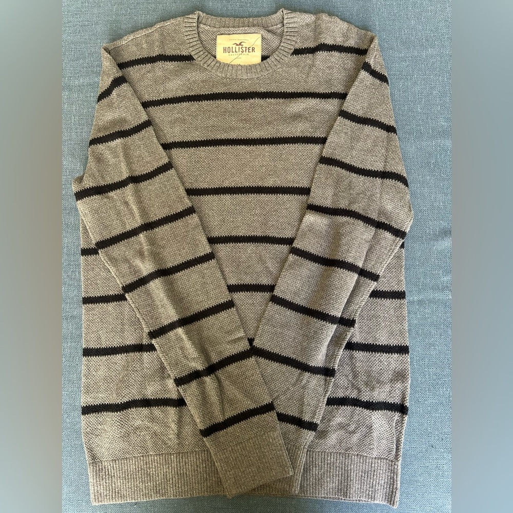 Hollister Women’s Gray and Black Crewneck Sweater